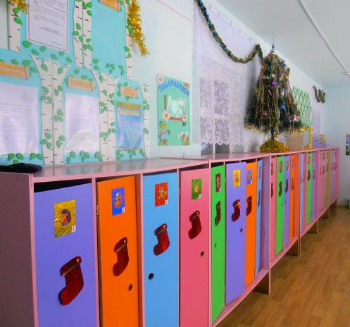 Décoration de porte pour le nouvel an à la maternelle